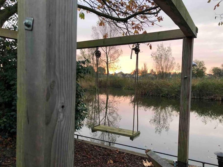 Gezellige Pipo Met Grote Schommel Aan Het Water Villa Medemblik Ngoại thất bức ảnh