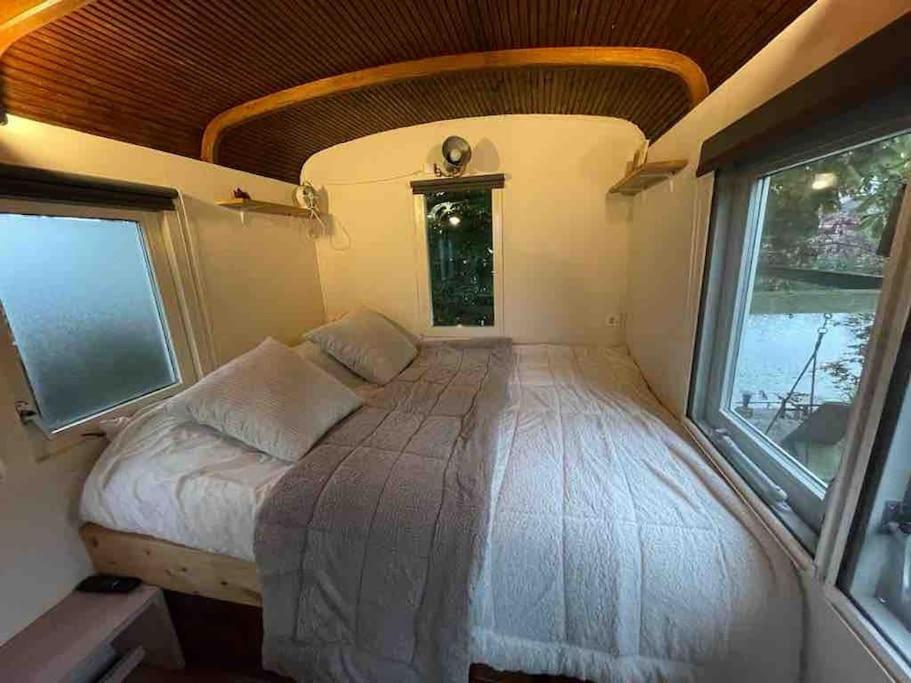Gezellige Pipo Met Grote Schommel Aan Het Water Villa Medemblik Ngoại thất bức ảnh
